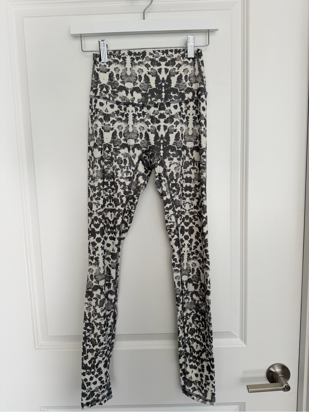 Kamo Fitness Mid-Rise Animal Print Leggings - Black & White